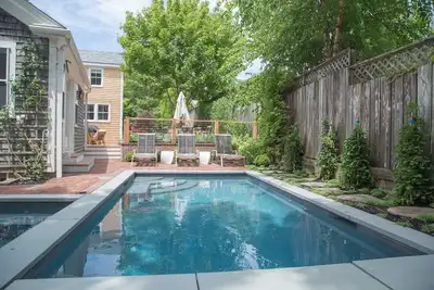 Luxueuse maison de 5 chambres avec bain à remous et piscine dans un emplacement privilégié