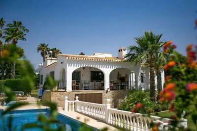 Image de Villa spacieuse classique avec piscine à 100 m de la plage, vue mer.