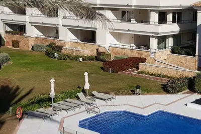 Image de 212 Lux-Serv Apart-Estepona, 2 chambres, toute l'année 28c, piscine chauffée de 20m. Vue sur la mer
