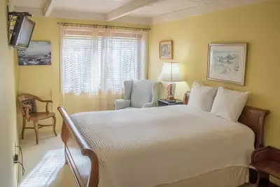 Image de Cozy, rez-de-chaussée Atelier Condo w / terrasse privée donnant sur pelouse / Trail Creek