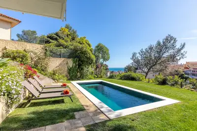 Image de Maison Estoril à 700 m de la plage, zone principale récemment rénovée