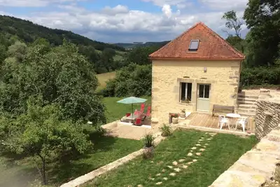 Image de Charmant cottage restauré, situé dans le village médiéval de Flavigny-sur-Ozerai