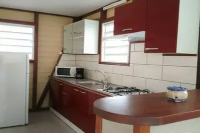 Bungalow T2 idéal très bien équipé, avec piscine sous un ciel étoilé.