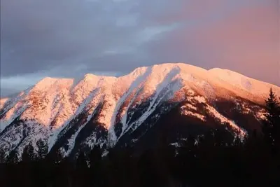 Image de Beau chalet avec vue sur la montagne, parc national des Glaciers