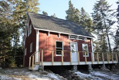Image de Brand New Cabin in the Woods avec Distant Water View