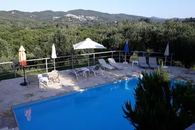 Vivre au milieu d'une oliveraie, à 3 km de la mer, vue panoramique, loin du tourisme