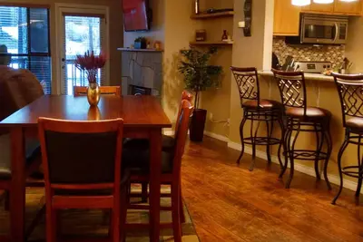 Image de Magnifique condo - Walk To Eagle Express / Chair 15! Animaux acceptés!