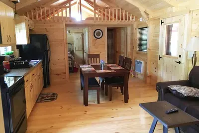 Image de 2br \/ 1ba \/ Loft Amish Cabin construit situé sur l'étang au terrain de camping Rippling Waters
