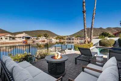 Image de Luxury Collection Retreat Lakeside avec piscine chauffée, bateau, vue sur le lac et la montagne