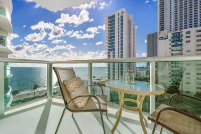 Image de Appartement Luxury The Marées sur la plage avec vue sur la mer