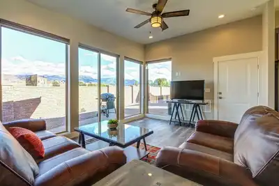 Image de Condo de luxe dans le désert avec une vue magnifique sur les montagnes, situé près de la ville