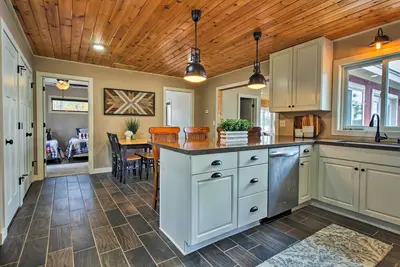 Image de Lakefront Solon Springs Cabin w / Private Dock!