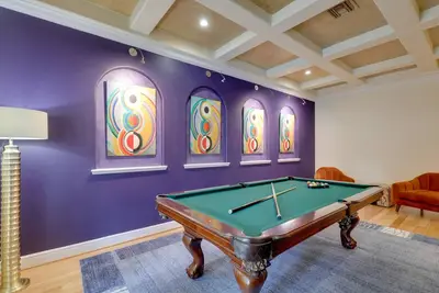 Image de Nouveau! Maison Brandon contemporaine avec piscine et salle de jeux