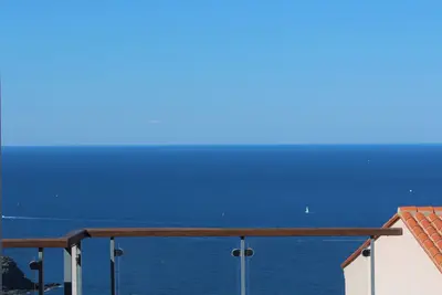 Image de Villa familiale spacieuse avec belle vue sur la mer et fantastique piscine d'eau salée