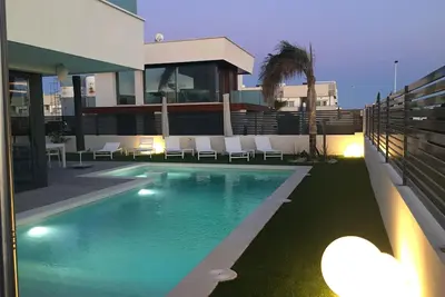Image de Jouissance luxueuse à distance de marche de la mer, avec piscine privée et jacuzzi