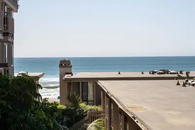 Image de Magnifique Condo sur la plage du village de la côte nord avec vue sur l'océan à l'intérieur!