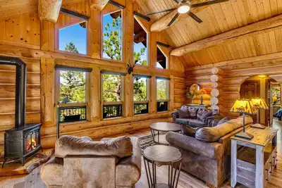 Image de Retraite de montagne privée, plan d'étage ouvert; 1+ acres, vues fantastiques, bain à remous!