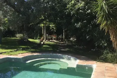 Image de Superbe jardin et piscine privés, villa spacieuse autour d'une belle cour