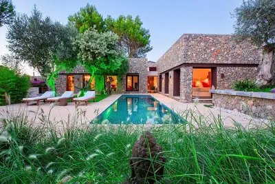 Image de Superbe villa de conception moderne située sur la montagne sur un emplacement unique, des terrasses et une piscine
