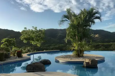 Image de Magnifique condo près de Playa Ocotal. Une vue imprenable, belle piscine à débordement.
