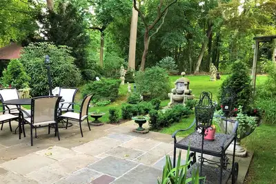Image de Beau et unique! Spacieux Carriage House sur 1\/2 acre isolée