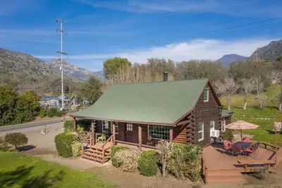Image de Log Cabin Living dans la Sierra Western!