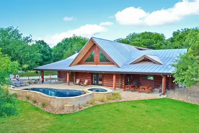 Image de Maison canadienne en rondins de construction récente avec accès au bord du lac et commodités de villégiature