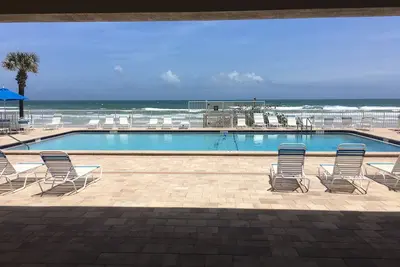 Image de Condo en bord de mer magnifiquement rénové