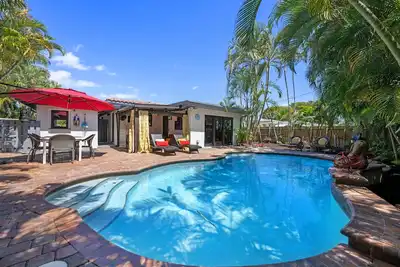 Image de Martini Manor est l'ultime oasis tropicale avec une piscine privée chauffée!