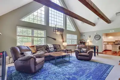 Image de Spacious Pocono Lodge: Créez des souvenirs! Sleeps 20, Hot Tub, Pour famille \/ Animaux acceptés