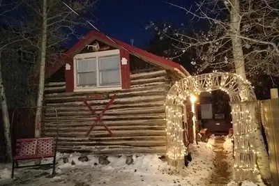 Image de Une petite cabine avec bain à remous à Red Lodge, Montana.