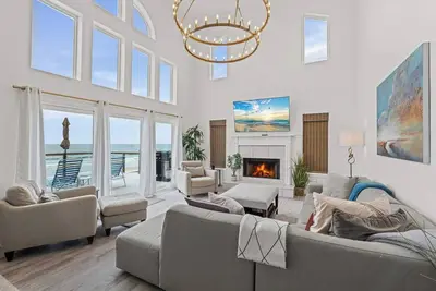 Image de Le salon principal se trouve au rez-de-chaussée et offre une superbe vue sur l'océan!