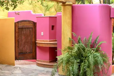Image de Belle hacienda espagnole climatisée avec une cour et une piscine magnifiques