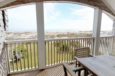 Image de Oceanfront Home w / Table de billard -Haut de la ligne Rénové - Comme Pottery Barn
