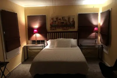 Image de Chambre Queen confortable pour 2 personnes avec réfrigérateur, four à micro-ondes, WiFi gratuit. . .