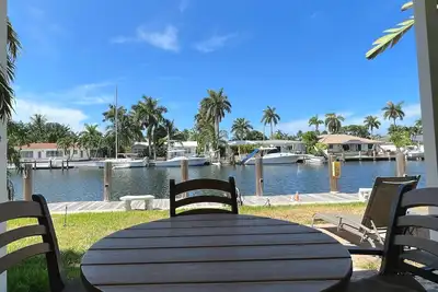 Image de Condo Waterfront décoré avec goût! Marcher à la plage, boutiques, restaurants et plus encore!