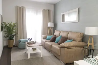 Image de Nouveau! ! ! Luxe Centre Ville 2 Chambres (6pax) + Wifi Gratuit & Private Patio / Terrasse