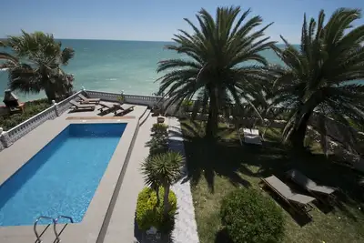 Image de You can't get any closer! Holiday house in 1. Sea line.