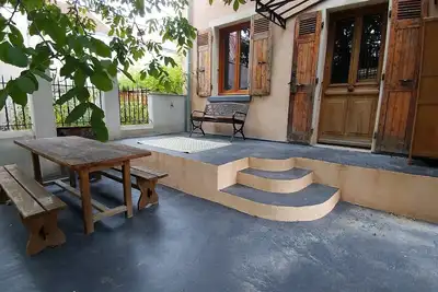 Image de Un Petit Jardin En Ville et Son Parking Prive