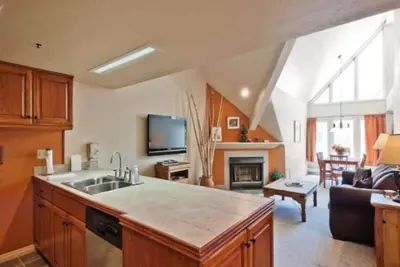 Image de Pente-Side pratique à l'extérieur de votre porte-Lodge à Mountain Village 3 chambres à coucher-Cliquez pour enregistrer