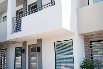 Image de Nouveau lotissement de luxe près de la piscine dans les lofts