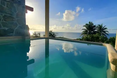 Image de Jardin tropical luxuriant surplombant la plage