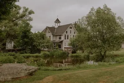 Image de Turquoise Barn Catskills 1800 Carriage House Barn w / Pond / Mtns / Events