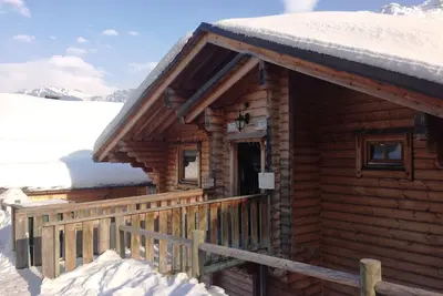 Image de Chalet en bois massif aux pieds des pistes.
