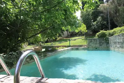 Grand mas provençal dans un trés beau parc à proximité de la cité médiévale