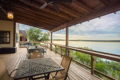 Image de Water's Edge Retreat - une vue imprenable depuis le bord du lac Canyon Lake, pour 12 personnes!