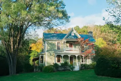 Image de Évadez-vous dans les montagnes! Regardez la vidéo du drone voler dans la maison😃