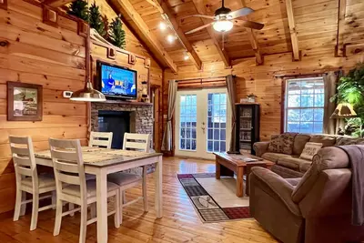 Image de Romantique, cabine privée sur l'étang de pêche-lit King-cheminée-bain à remous-Wifi gratuit