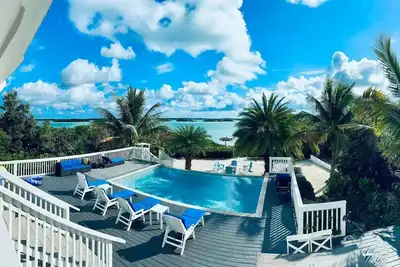 Image de Villa panoramique en bord de mer - plage privée, piscine à débordement, salles de bains attenantes
