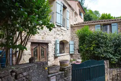 Image de Maison de campagne située dans un endroit rural avec des jardins en terrasses et une superbe piscine